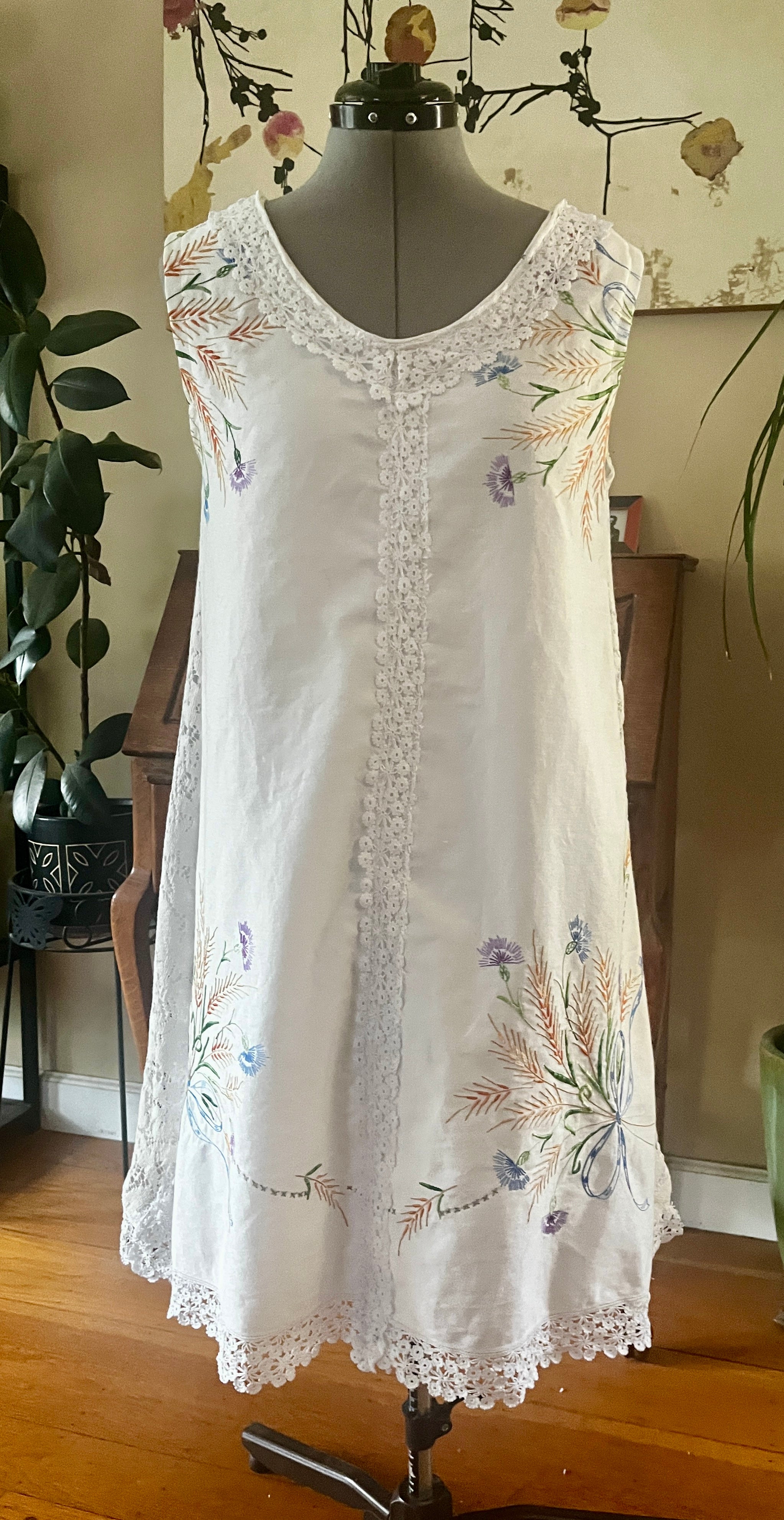 Sleeveless embroidered cotton dress