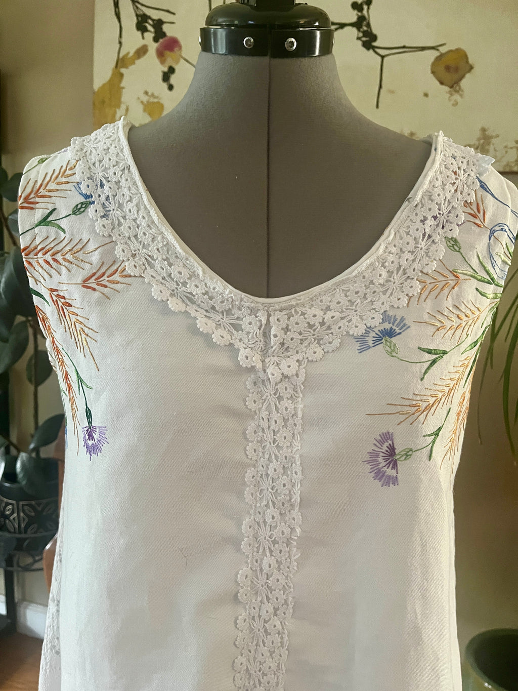 Sleeveless embroidered cotton dress