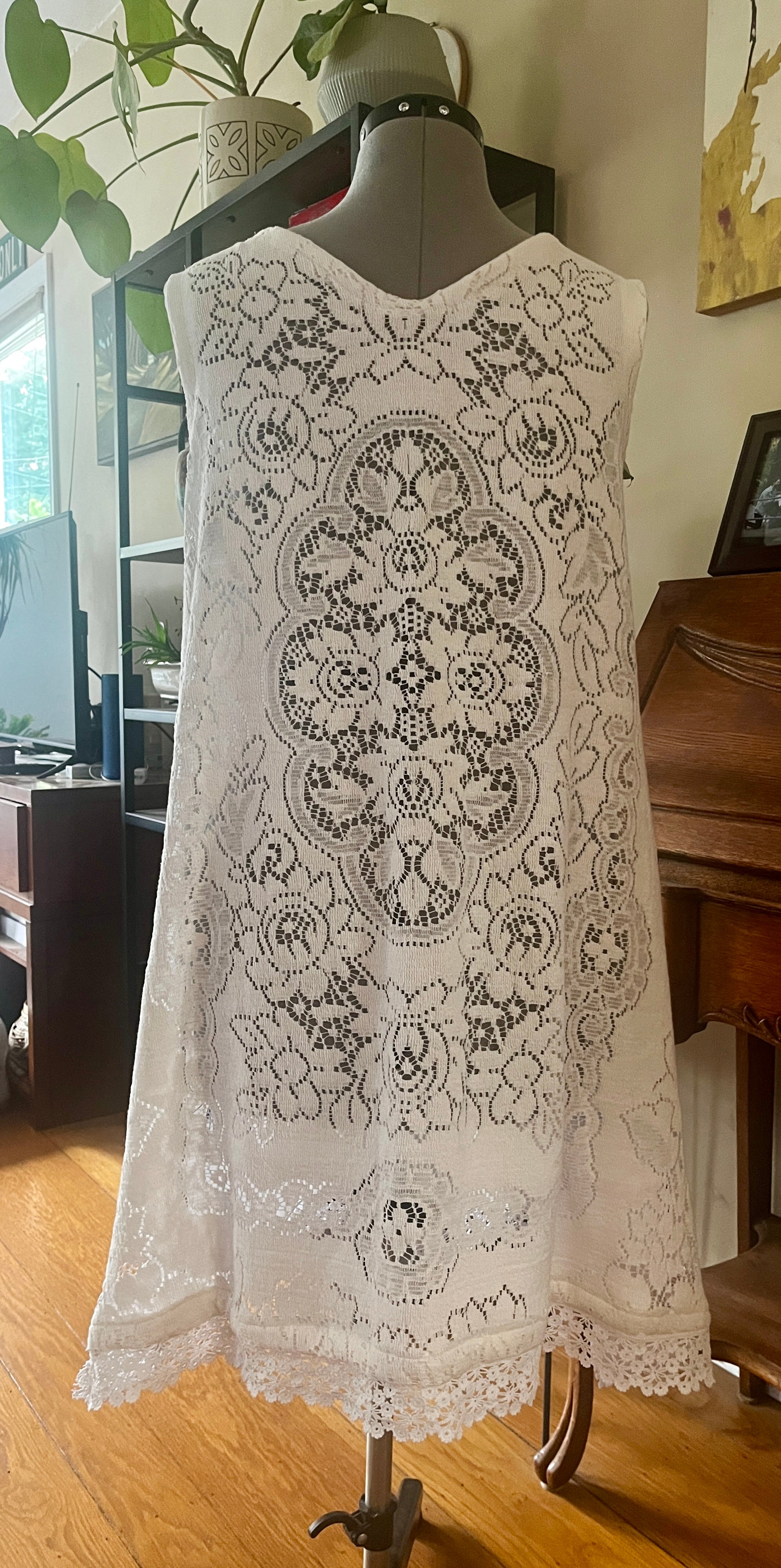 Sleeveless embroidered cotton dress